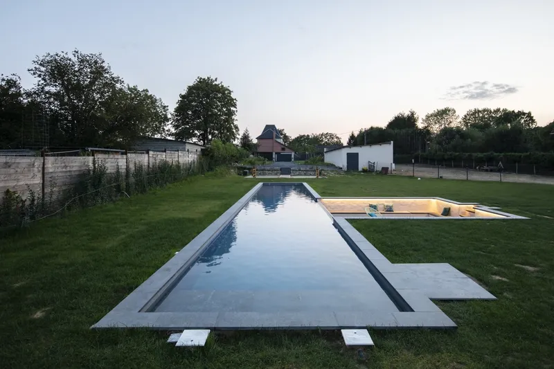 Bassin miroir au crépuscule, surface immobile reflétant le ciel — réalisation Aqua System, ouest parisien